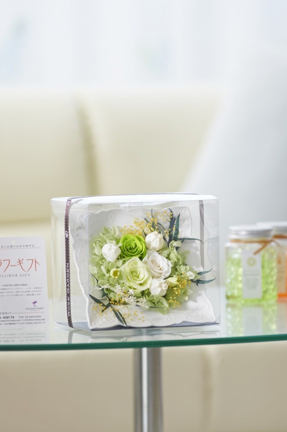 皿型の花器にプリザーブドフラワーを仕立てた立てかけ型デザイナーズプリザーブドフラワー商品です。