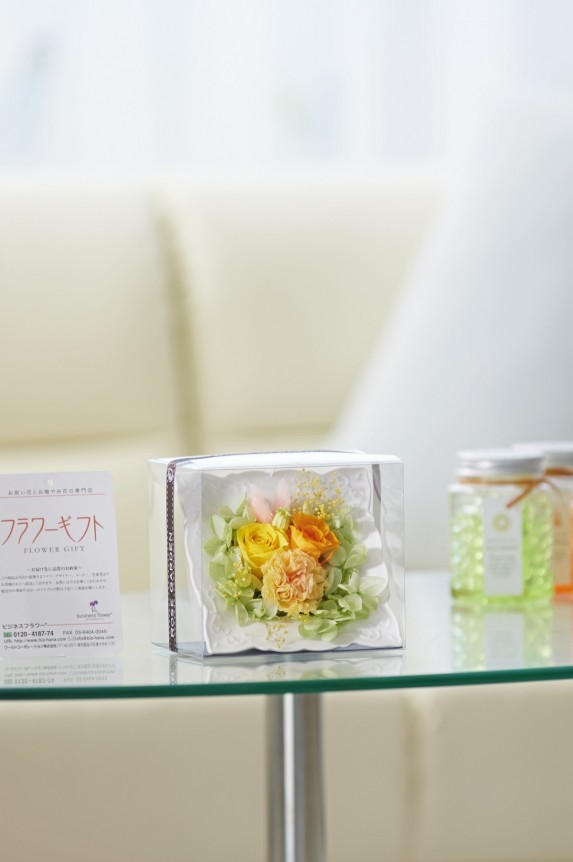 皿型の花器にプリザーブドフラワーを仕立てた立てかけ型デザイナーズプリザーブドフラワー商品です。