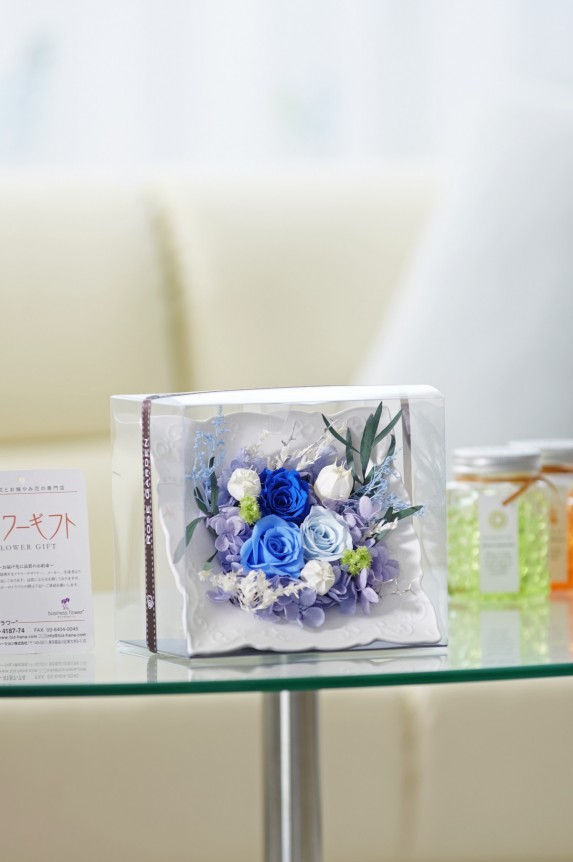 皿型の花器にプリザーブドフラワーを仕立てた立てかけ型デザイナーズプリザーブドフラワー商品です。