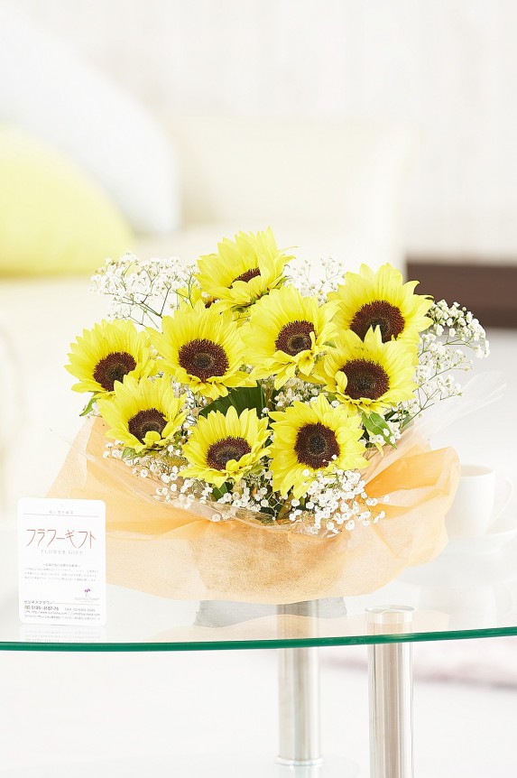 <p>ヒマワリが夏の季節感を演出！誕生日祝いや長寿祝いの他、開店祝い、開業祝いにもお薦めしたい夏季限定商品です。</p>
