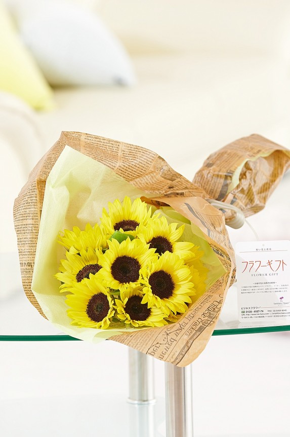 <p>手持ちで丁度いいサイズ感の夏向けの花束・ブーケです。夏のお祝い花のプレゼント、贈り物にお薦めです。</p>