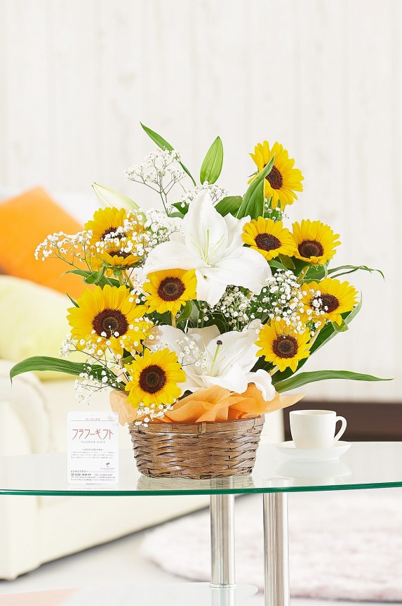 <p>ヒマワリが夏の季節感を演出！誕生日祝いや長寿祝いの他、開店祝い、開業祝いにもお薦めしたい夏季限定商品です。</p>