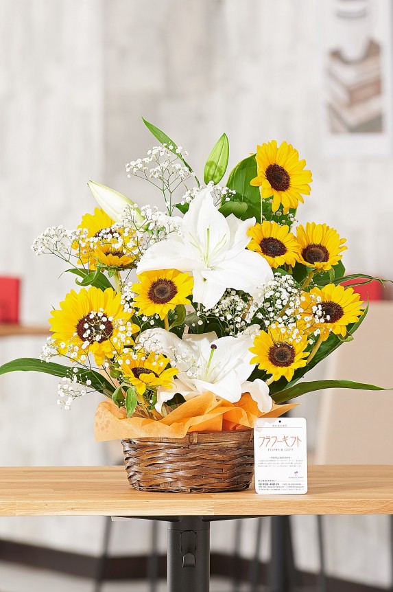 <p>夏の時期しか販売しないひまわりと白ユリのアレンジメントフラワー商品は、夏のお祝い事の贈り物としてお薦めです。</p>