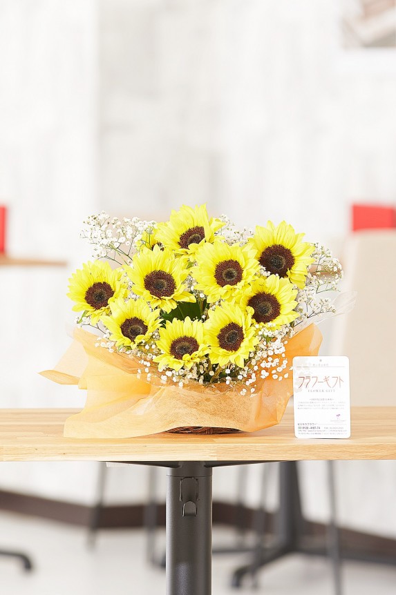 夏の時期しか販売しないひまわりのアレンジメントフラワー商品は、夏のお祝い事の贈り物としてお薦めです。