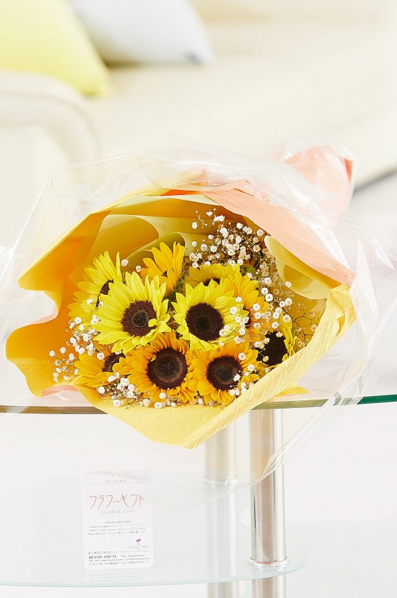 <p>手持ちで丁度いいサイズ感の夏向けの花束・ブーケです。夏のお祝い花のプレゼント、贈り物にお薦めです。</p>