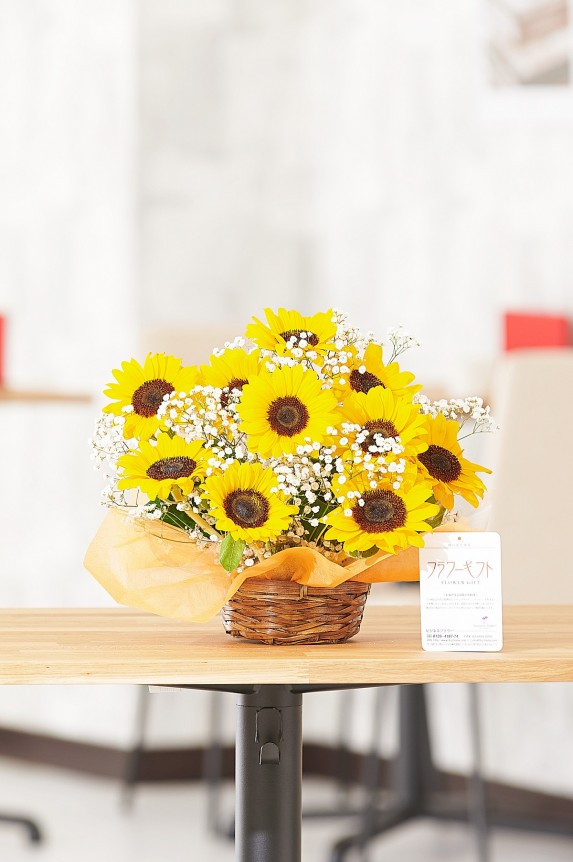 夏の時期しか販売しないひまわりのアレンジメントフラワー商品は、夏のお祝い事の贈り物としてお薦めです。