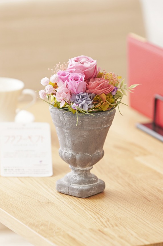 オールドローズのプリザーブドフラワーを中心に仕立てたアーティフィシャルフラワー（精巧な造花）です。