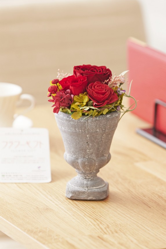 オールドローズのプリザーブドフラワーを中心に仕立てたアーティフィシャルフラワー（精巧な造花）です。