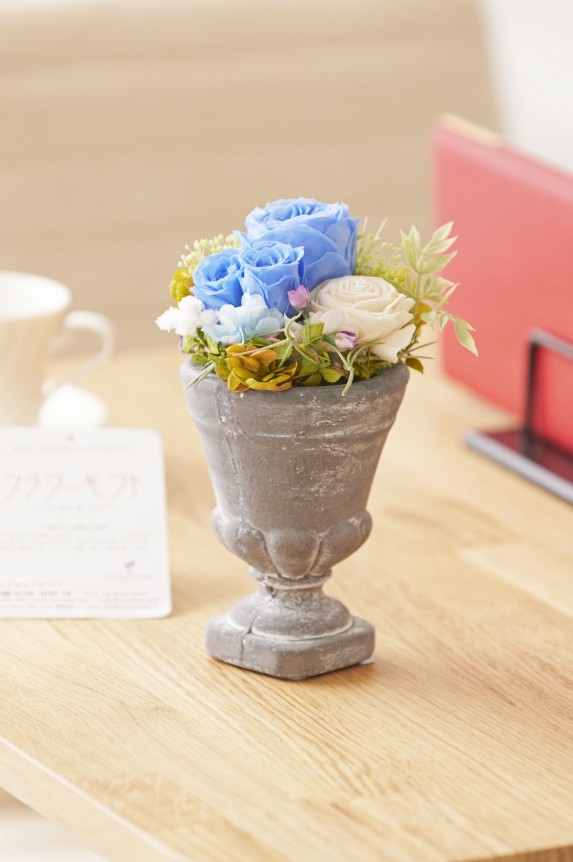 オールドローズのプリザーブドフラワーを中心に仕立てたアーティフィシャルフラワー（精巧な造花）です。