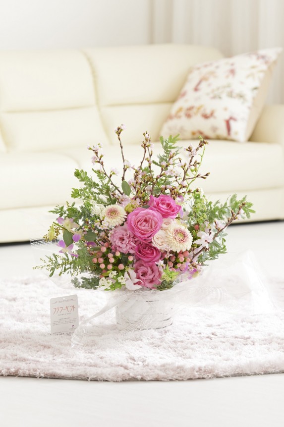 自宅、店舗（ショップ）、オフィス、イベント会場など、様々な場所にマッチするデザインのフラワーギフト商品は、贈り物やプレゼントにお薦めです。