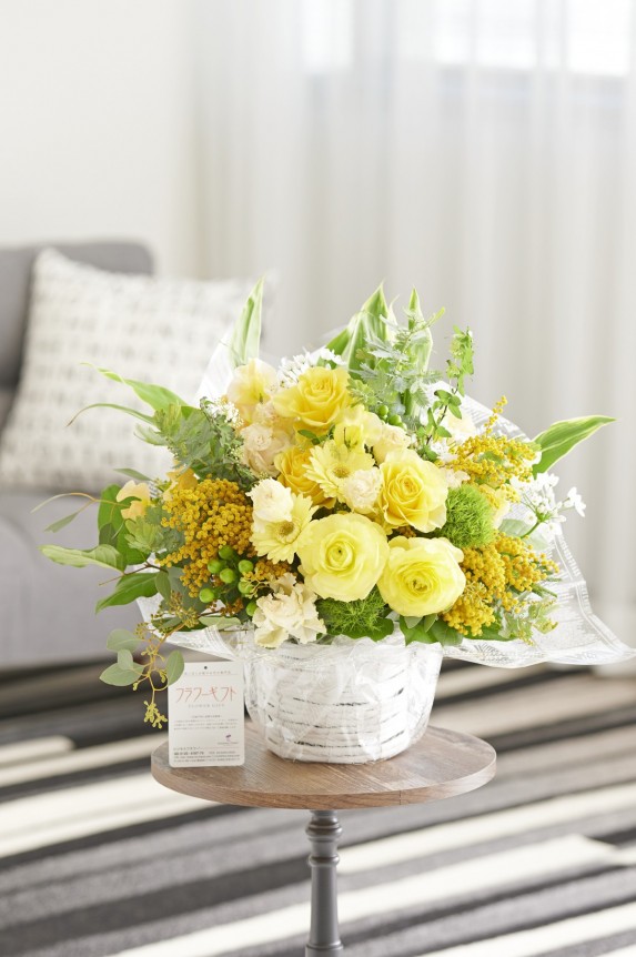 自宅、店舗（ショップ）、オフィス、イベント会場など、様々な場所にマッチするデザインのフラワーギフト商品は、贈り物やプレゼントにお薦めです。