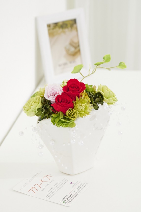 生花とは異なり長く楽しめるのもプリザーブドフラワーの魅力の一つです。