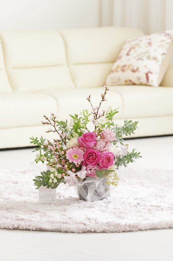 自宅、店舗（ショップ）、オフィス、イベント会場など、様々な場所にマッチするデザインのフラワーギフト商品は、贈り物やプレゼントにお薦めです。