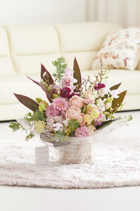 自宅、店舗（ショップ）、オフィス、イベント会場など、様々な場所にマッチするデザインのフラワーギフト商品は、贈り物やプレゼントにお薦めです。