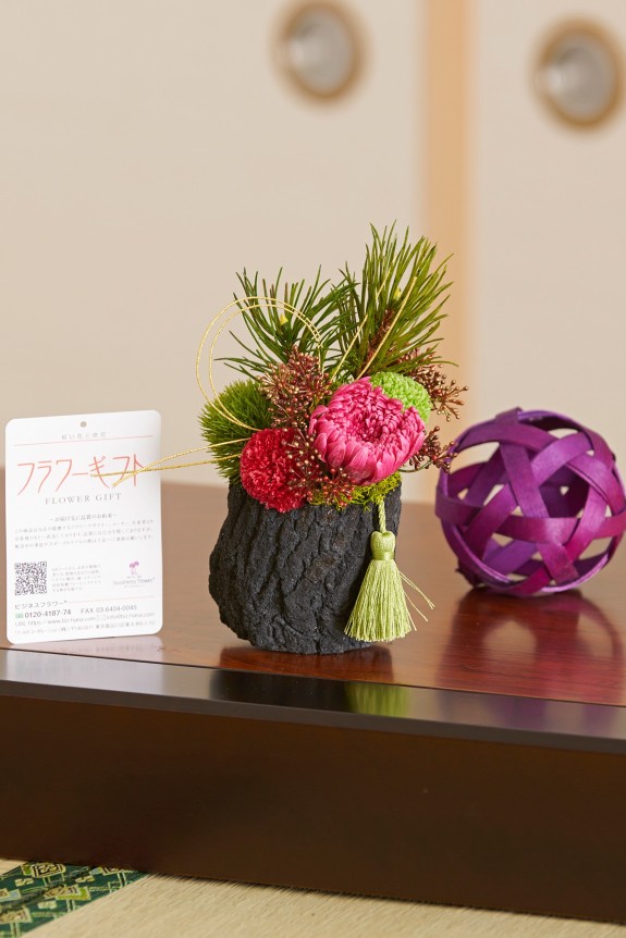 炭鉢にシックな和のテイストが演出されたプリザーブドフラワー商品です。