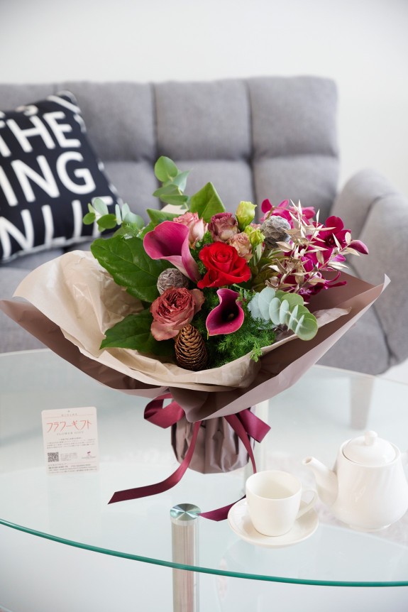 届いたらそのまま立てて飾ることができる花瓶いらずの花束（ブーケ）です。