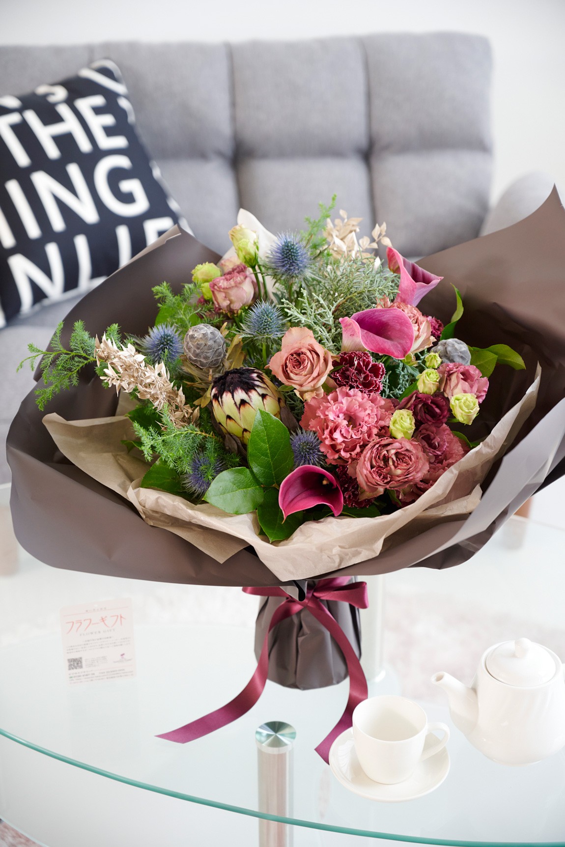 届いたらそのまま立てて飾ることができる花瓶いらずの花束（ブーケ）です。