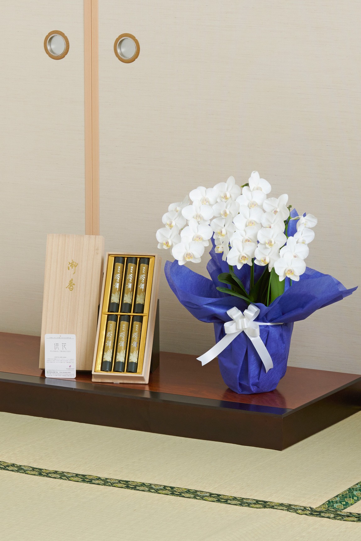 ご自宅宛てサイズとして人気のあるミディ（ミニ）サイズのお供え用胡蝶蘭（コチョウラン）とお線香を一緒にお届けするお得なセット商品です。
