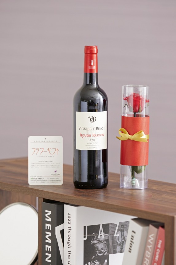 赤ワインとプリザーブドフラワーがセットになったプレゼントにオススメの商品です。