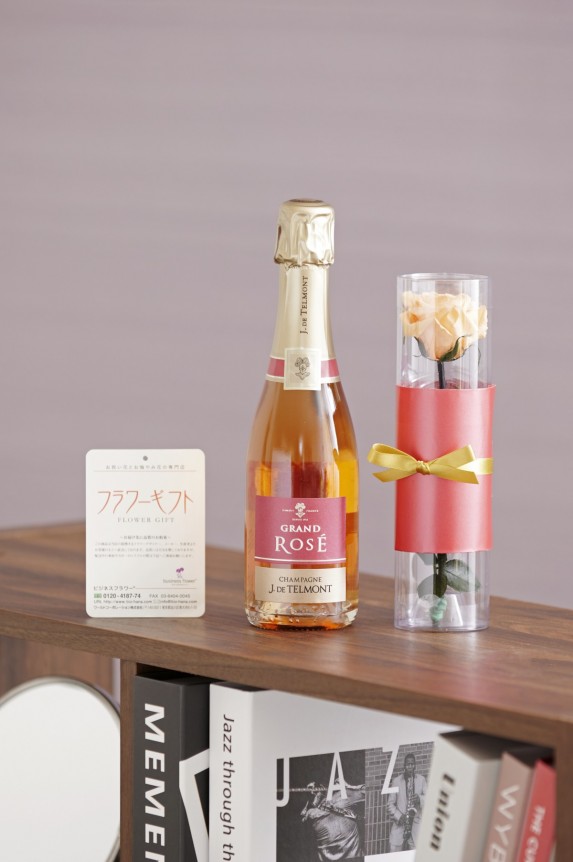 シャンパンとプリザーブドフラワーがセットになったプレゼントにオススメの商品です。