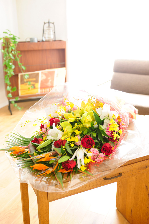 花束はラッピングをし、メッセージカードをお付けしてお届けさせて頂きます。