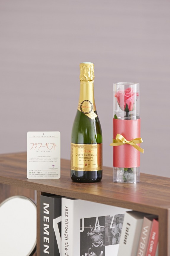スパークリングワインとプリザーブドフラワーがセットになったプレゼントにオススメの商品です。