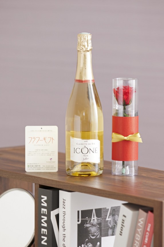スパークリングワインとプリザーブドフラワーがセットになったプレゼントにオススメの商品です。