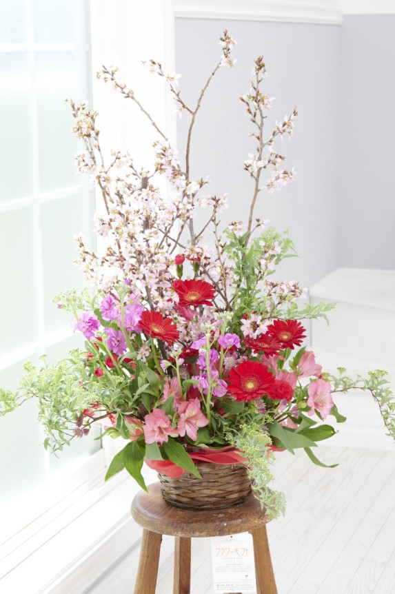 日本の春を象徴する桜の花と季節のおまかせ花材で仕立てた、この季節にピッタリのアレンジメントフラワー商品は、お祝いの贈呈用フラワーギフト、プレゼント、贈り物にお薦めの商品です。