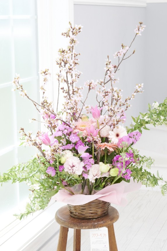 日本の春を象徴する桜の花と季節のおまかせ花材で仕立てた、この季節にピッタリのアレンジメントフラワー商品は、お祝いの贈呈用フラワーギフト、プレゼント、贈り物にお薦めの商品です。