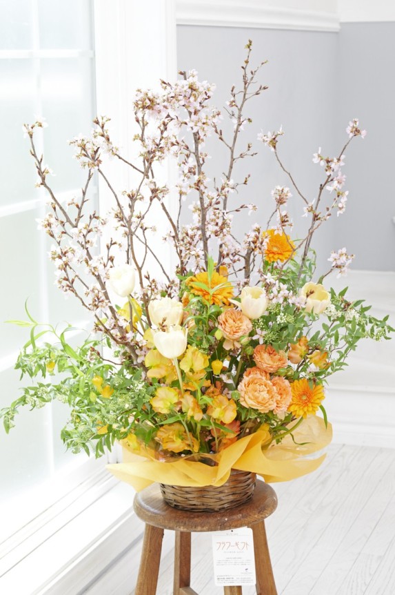 日本の春を象徴する桜の花と季節のおまかせ花材で仕立てた、この季節にピッタリのアレンジメントフラワー商品は、お祝いの贈呈用フラワーギフト、プレゼント、贈り物にお薦めの商品です。