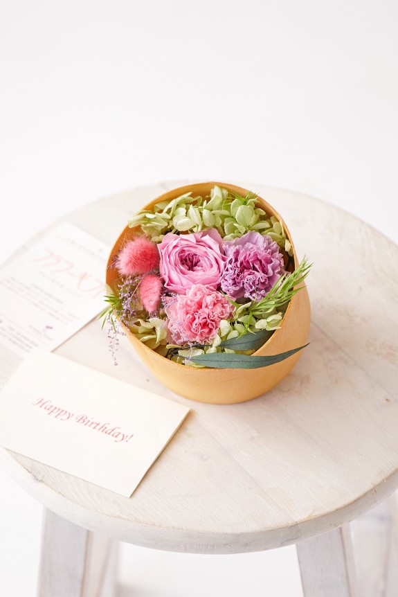 <p>無料でメッセージカードをお付けする事ができるので、お花と一緒に気持ちをメッセージとして伝えることができます。</p>