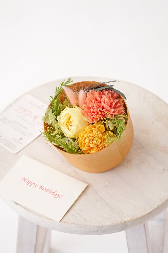 <p>温かみのある花材とデザイナーのセンスによって仕立てた高級プリザーブドフラワー商品です。</p>