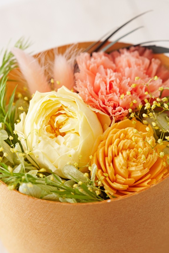 <p>無料でメッセージカードをお付けする事ができるので、お花と一緒に気持ちをメッセージとして伝えることができます。</p>