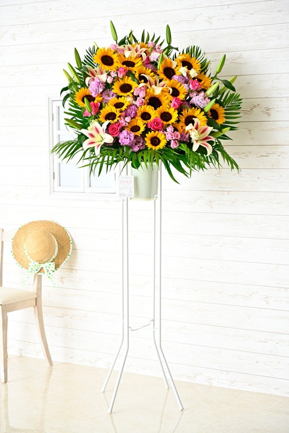 夏を代表、象徴するお花「ひまわり（向日葵）」を中心に仕立てた、季節を感じる一段型のスタンド花（スタンドフラワー）商品です。