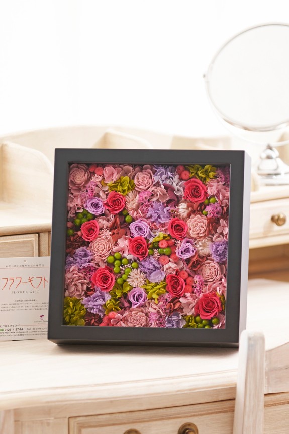 温かみのある木製BOX内には、デザイナー西名美和子が仕立てたプリザーブドフラワーがびっしりと詰まっています。