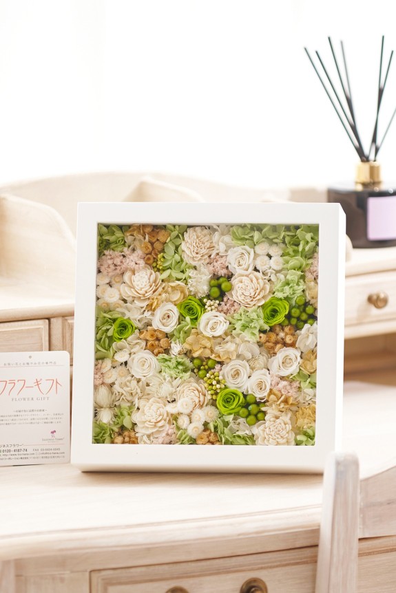 温かみのある木製BOX内には、デザイナー西名美和子が仕立てたプリザーブドフラワーがびっしりと詰まっています。