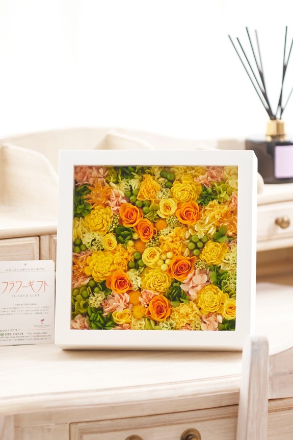 温かみのある木製BOX内には、デザイナー西名美和子が仕立てたプリザーブドフラワーがびっしりと詰まっています。