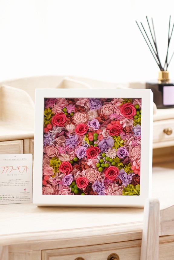 温かみのある木製BOX内には、デザイナー西名美和子が仕立てたプリザーブドフラワーがびっしりと詰まっています。