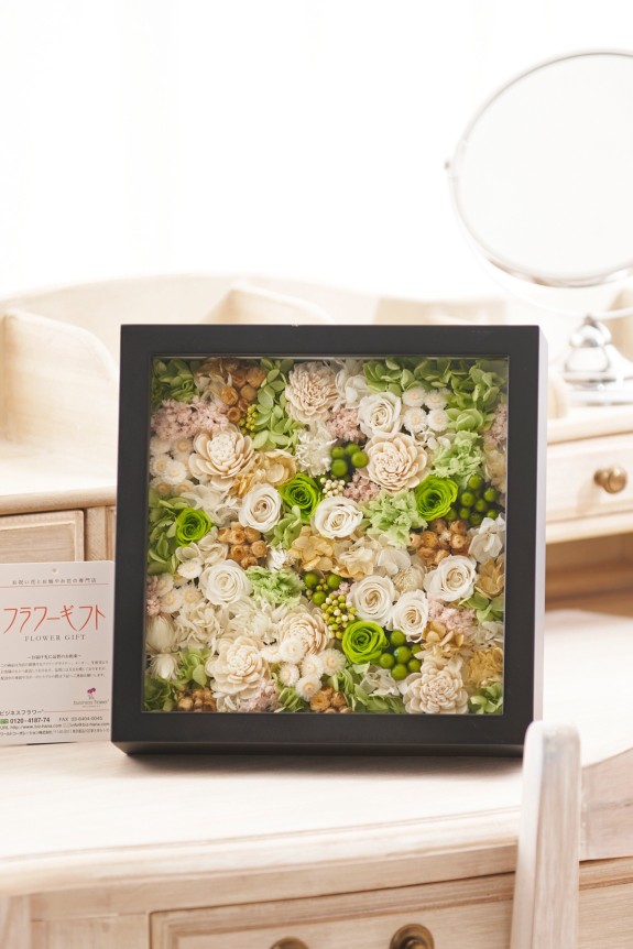 温かみのある木製BOX内には、デザイナー西名美和子が仕立てたプリザーブドフラワーがびっしりと詰まっています。