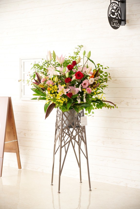 フラワーデザイナーが仕立てたお洒落なスタンド花（スタンドフラワー）は、一般的な生花店が仕立てたものとは一味違う一品です。