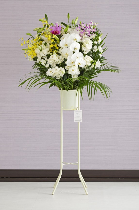 風習に添っておまかせ（和花と洋花をミックス）でお仕立てする一般的な供花スタンド花を、全国ご指定斎場やお寺などでのお通夜、告別式に、法事に合わせてお届けいたします。