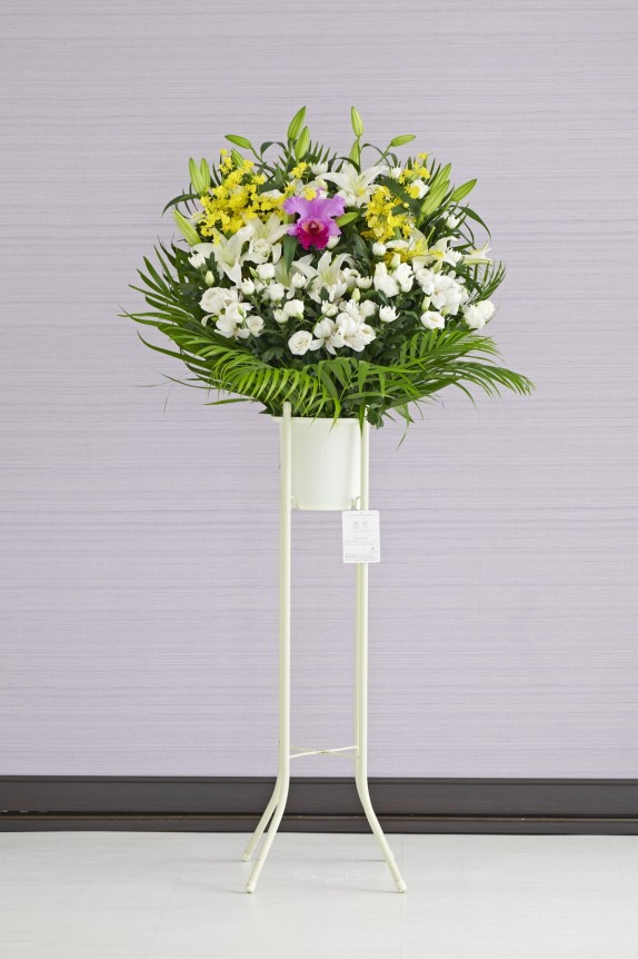 風習に添っておまかせ（和花と洋花をミックス）でお仕立てする一般的な供花スタンド花を、全国ご指定斎場やお寺などでのお通夜、告別式に、法事に合わせてお届けいたします。