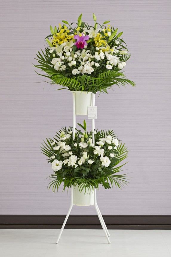 風習に添っておまかせ（和花と洋花をミックス）でお仕立てする一般的な供花スタンド花を、全国ご指定斎場やお寺などでのお通夜、告別式に、法事に合わせてお届けいたします。