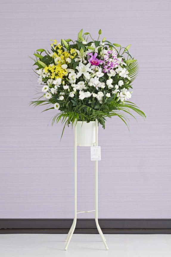 風習に添っておまかせ（和花と洋花をミックス）でお仕立てする一般的な供花スタンド花を、全国ご指定斎場やお寺などでのお通夜、告別式に、法事に合わせてお届けいたします。