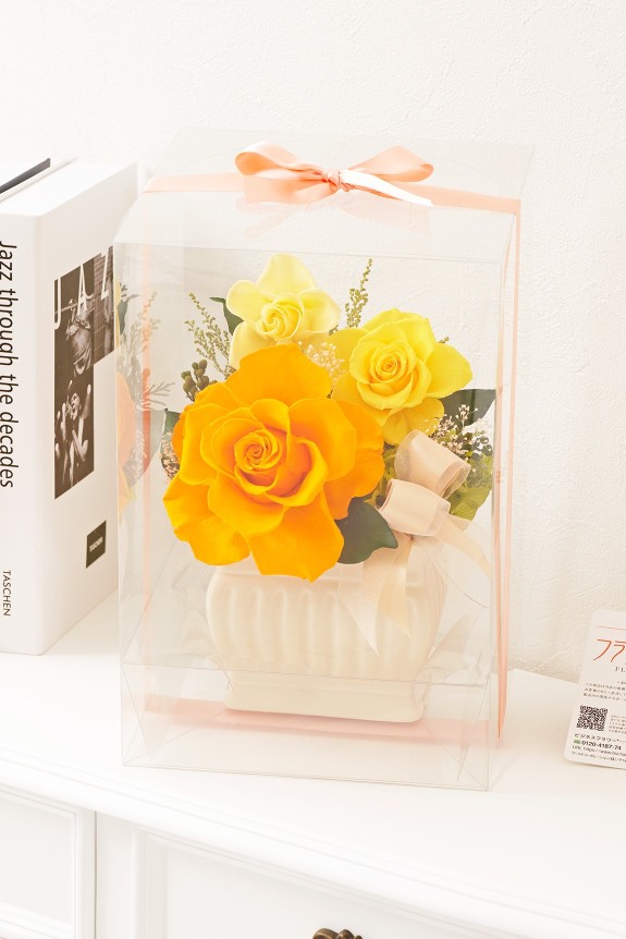大型有名百貨店出品経験のあるデザイナーが、最高級クラスのプリザーブドローズを用いてお仕立てするエレガントなプリザーブドフラワーです。