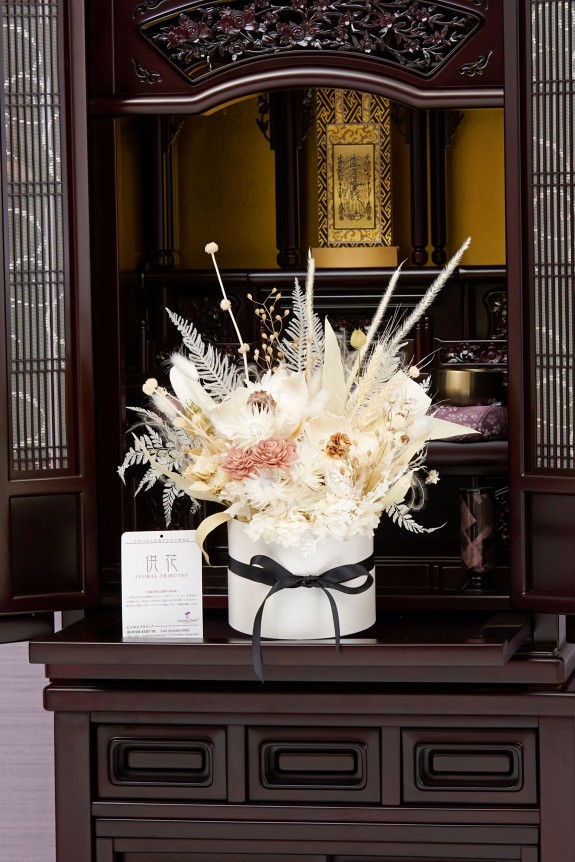 供花ドライフラワーは、生花と違って花持ちが良く、水の交換なども不要なので、管理の楽さも魅力のひとつです。