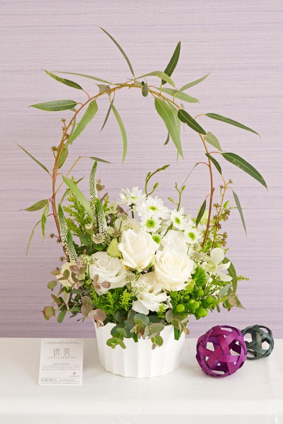 供花の概念を残しながらも、デザイナーの遊び心がうかがえる、お洒落なお供え花です。