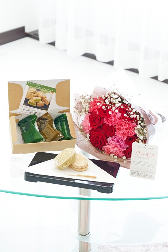 母の日の定番カーネーション＆皇室献上、農林水産大臣賞の受賞実績のある農園のバラをミックスさせた花束・ブーケに「いつもありがとう」の3D立体ピックを挿したお花と、京都・宇治大田原の茶匠きよ泉こだわりの濃厚な宇治抹茶とほうじ茶で仕立てたダクワーズをセットにしたフラワーギフト用の商品です。