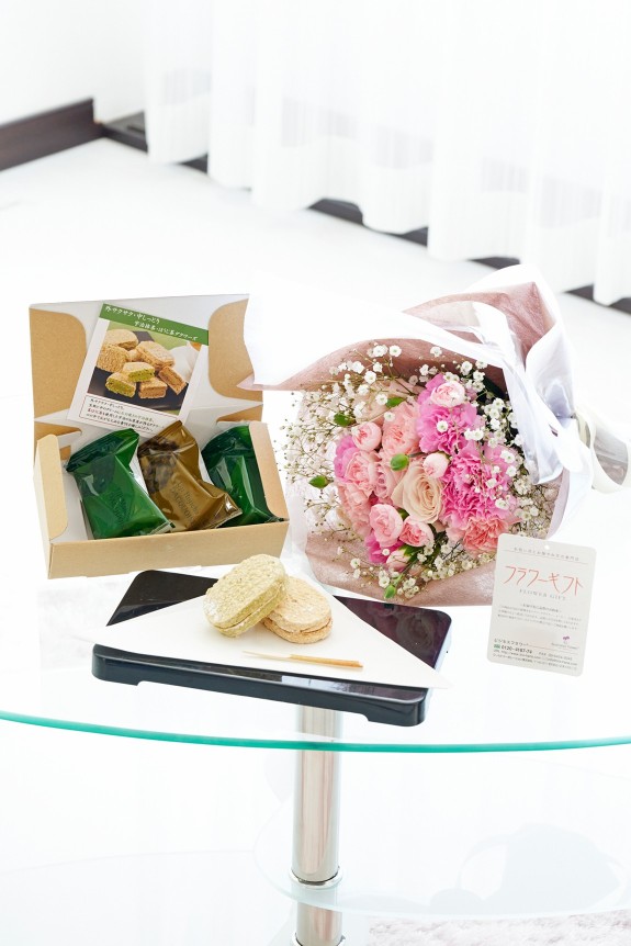 母の日の定番カーネーション＆皇室献上、農林水産大臣賞の受賞実績のある農園のバラをミックスさせた花束・ブーケに「いつもありがとう」の3D立体ピックを挿したお花と、京都・宇治大田原の茶匠きよ泉こだわりの濃厚な宇治抹茶とほうじ茶で仕立てたダクワーズをセットにしたフラワーギフト用の商品です。