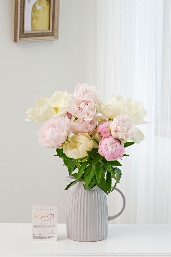 ５月頃の季節花である芍薬（シャクヤク）の花束にアンティーク調で陶器製のお洒落な花瓶（フラワーベース）がセットになった商品です。